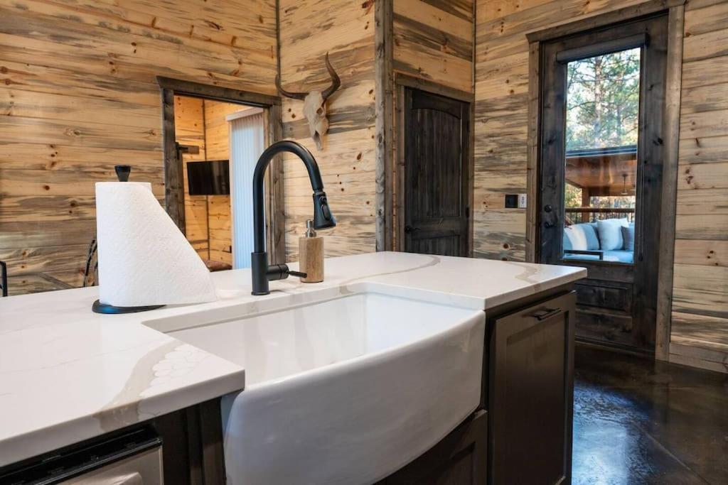 The Blaylock Cabin, 2 King, Hot Tub, Pet Friendly! Broken Bow Exterior photo